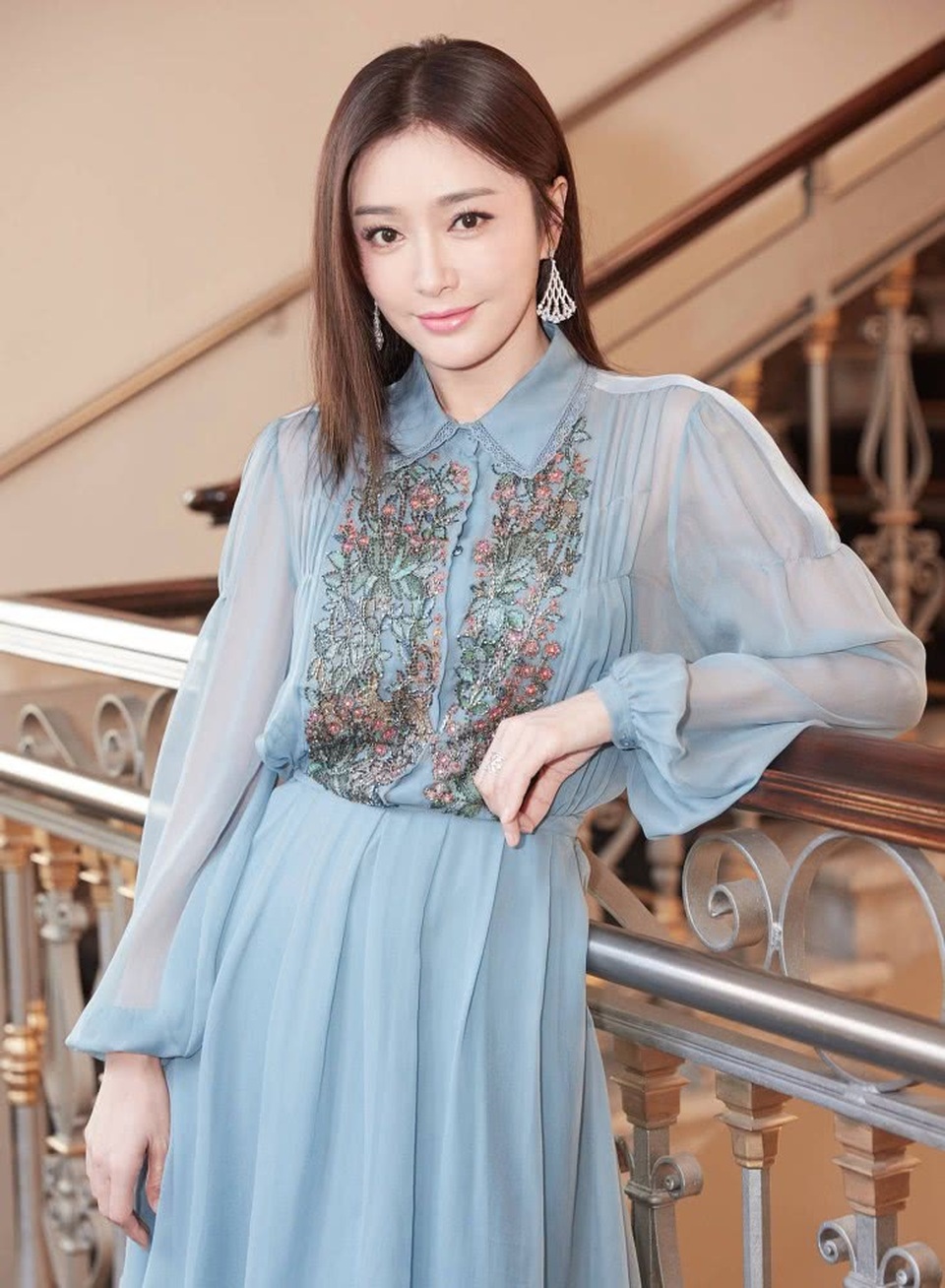 "Phú Sát hoàng hậu" Tần Lam khoe dáng ở Ý - 1
Tần Lam làm khách trong show diễn ngày 19/9 của Tuần lễ thời trang Milan, Ý. Người đẹp 39 tuổi diện đầm màu xanh nhạt rất thanh lịch. Gương mặt trang điểm theo phong cách tự nhiên khiến cô trẻ hơn tuổi rất nhiều.