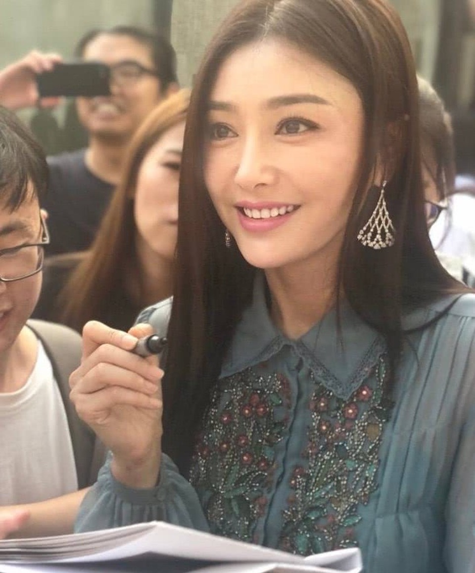 "Phú Sát hoàng hậu" Tần Lam khoe dáng ở Ý - 10
Tần Lam có đôi mắt rất đẹp và đây là vũ khí lợi hại của cô trên màn ảnh. Cô có thể biểu cảm xuất sắc bằng ánh mắt nên vừa có thể đảm nhiệm vai chính diện và phản diện.