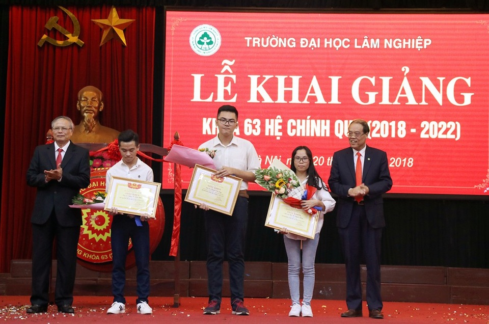 Phát biểu khai giảng ý nghĩa của Hiệu trưởng ĐH Lâm Nghiệp: "Đừng trách cha mẹ nghèo" - 4 Ba tân sinh viên xuất sắc là Thủ khoa, Á khoa đầu vào được nhà trường trao học bổng.