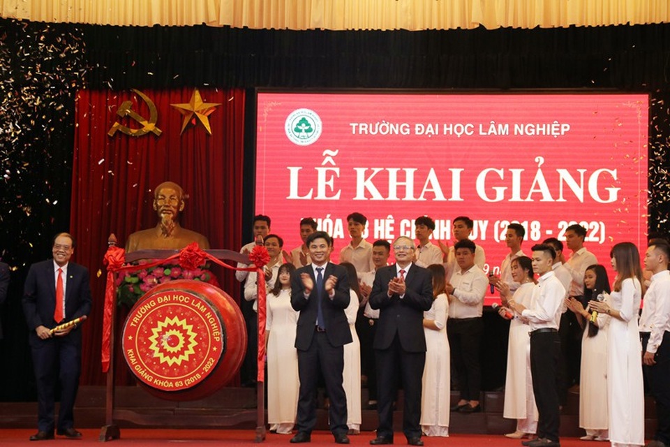 Phát biểu khai giảng ý nghĩa của Hiệu trưởng ĐH Lâm Nghiệp: "Đừng trách cha mẹ nghèo" - 3 Hiệu trưởng nhà trường đánh hồi trống giòn giã khai giảng năm học mới.