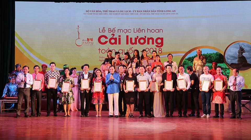 Bế mạc Liên hoan sân khấu cải lương 2018: “Thiếu vắng kịch bản lớn...” - 2 Trong số 25 đơn vị tham dự Liên hoan lần này, có 17 đơn vị nghệ thuật công lập, còn lại là 8 đơn vị được tổ chức hoạt động theo mô hình xã hội hóa, đã vượt qua những khó khăn về tập hợp lực lượng, huy động được tài chính để dàn dựng vở và biểu diễn dự thi là một sự cố gắng lớn lao, đáng trân trọng.