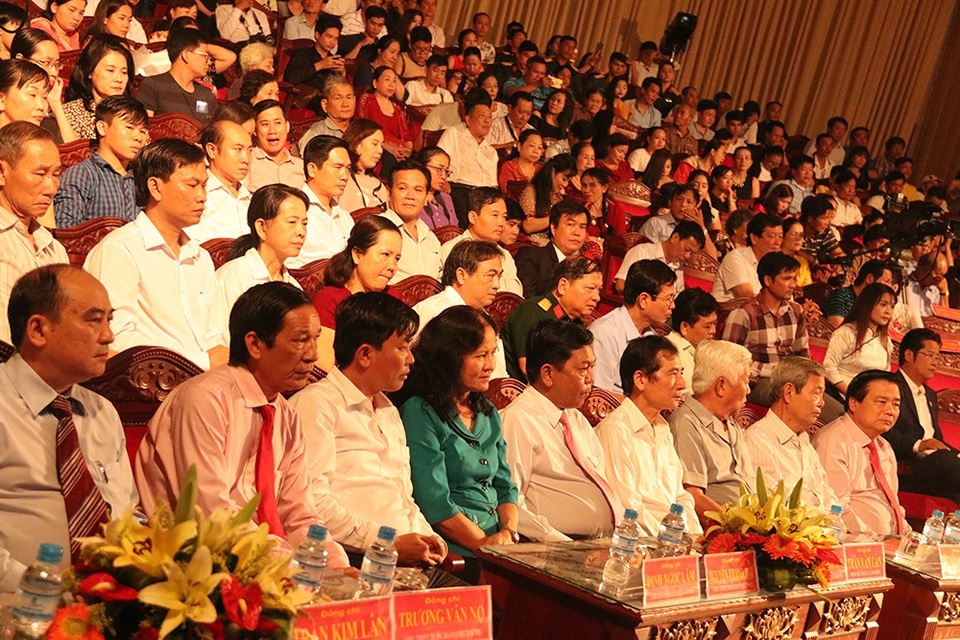 Bế mạc Liên hoan sân khấu cải lương 2018: “Thiếu vắng kịch bản lớn...” - 1 Đông đảo các khán giả đã có mặt tham dự Bế mạc liên hoan sân khấu cải lương 2018