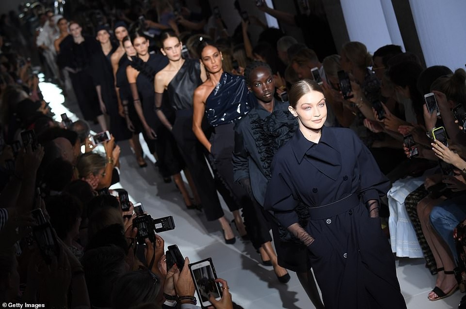 
Người mẫu 23 tuổi đảm nhiệm vai trò vơ đét
