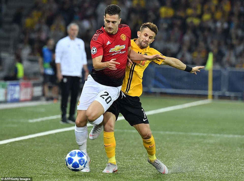 Nhìn lại màn trình diễn ấn tượng của Pogba và đồng đội ở Thụy Sĩ - 5
Dalot (trái) lần đầu tiên ra mắt Man Utd, hậu vệ người Bồ Đào Nha chuyển tới Old Trafford vào Hè vừa qua