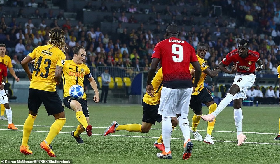 Nhìn lại màn trình diễn ấn tượng của Pogba và đồng đội ở Thụy Sĩ - 7
Man Utd vượt lên dẫn trước bằng bàn thắng của Pogba ở phút 35, một bàn thắng thể hiện sự đẳng cấp của tiền vệ người Pháp. Pogba đã sút chân trái rất gọn gàng, một lần nữa tiền vệ người Pháp cho thấy khả năng dứt điểm hai chân như một