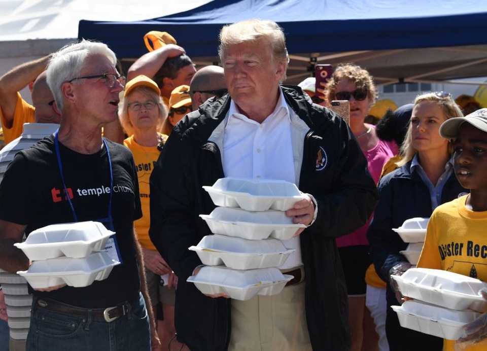 Tổng thống Trump phát đồ ăn cứu trợ cho người dân vùng bão - 8 Ông Trump cầm trên tay các hộp đồ ăn để phát cho người dân.