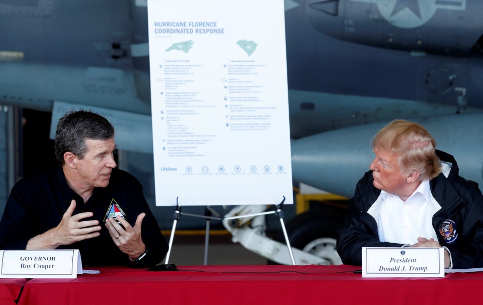 Tổng thống Trump phát đồ ăn cứu trợ cho người dân vùng bão - 2 Ông Trump đã có cuộc họp ngắn với các quan chức địa phương, trong đó có Thống đốc Bắc Carolina Roy Cooper (trái) và Thống đốc Nam Carolina Henry McMaster, về công tác cứu trợ cho người dân tại Carolina.