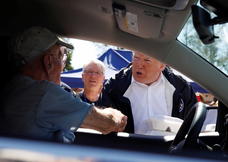 Tổng thống Trump phát đồ ăn cứu trợ cho người dân vùng bão - 11 Đi cùng với các quan chức địa phương và lãnh đạo bang, ông Trump hứa sẽ hỗ trợ chính quyền bang khắc phục hậu quả của bão Florence.