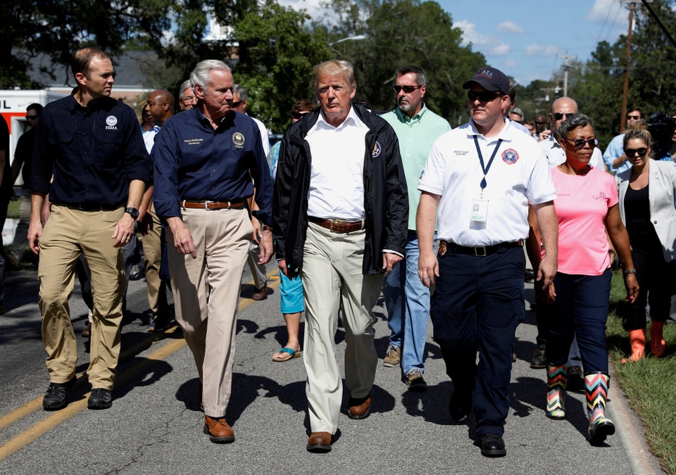 Tổng thống Trump phát đồ ăn cứu trợ cho người dân vùng bão - 1 Tổng thống Trump ngày 19/9 đã tới hai bang Bắc Carolina và Nam Carolina để thị sát tình hình và thăm hỏi người dân sau khi bão Florence tàn phá khu vực này vào tuần trước.