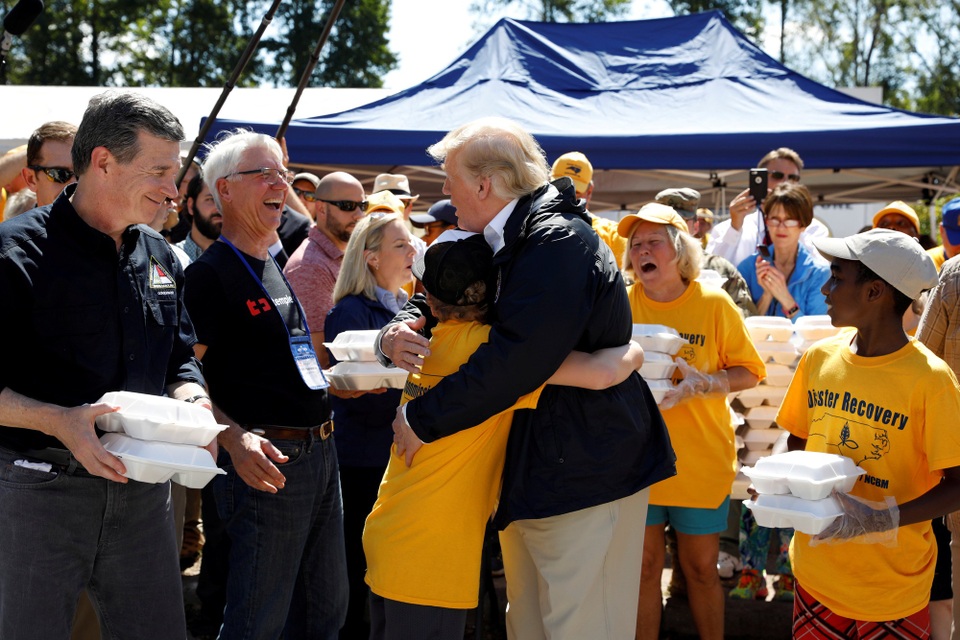 Tổng thống Trump phát đồ ăn cứu trợ cho người dân vùng bão - 9 “Washington sẽ ở bên cạnh các bạn. Trump sẽ ở bên cạnh các bạn, chúng tôi ủng hộ các bạn 100% và chúng ta sẽ vượt qua tất cả. Nếu các bạn cần bất kỳ điều gì, các bạn biết cách gọi cho tôi rồi đấy”, ông Trump nói.