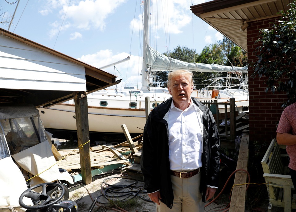 Tổng thống Trump phát đồ ăn cứu trợ cho người dân vùng bão - 3 Tổng thống Mỹ đã dành lời khen cho những nỗ lực của lực lượng cứu hộ trong việc ứng phó với bão Florence, mô tả công việc của họ là “phi thường”.