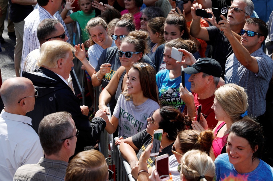 Tổng thống Trump phát đồ ăn cứu trợ cho người dân vùng bão - 4 Ông Trump tới khu vực bị ảnh hưởng bởi bão Florence và trò chuyện với người dân tại đây. Nhiều người dân đã cảm ơn ông vì tới thăm hỏi họ.