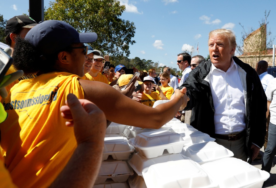 Tổng thống Trump phát đồ ăn cứu trợ cho người dân vùng bão - 5 Nhà lãnh đạo Mỹ tới thăm một trung tâm phân phát hàng cứu trợ ở Bắc Carolina và tự tay phát đồ ăn cho người dân.