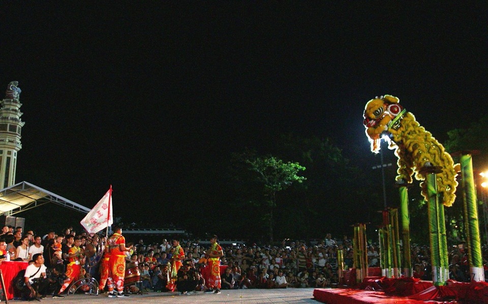 Các đoàn lân nổi tiếng tranh tài cuộc thi “Mai Hoa Thung” - 17 Con lân chớp mắt nhìn khán giả