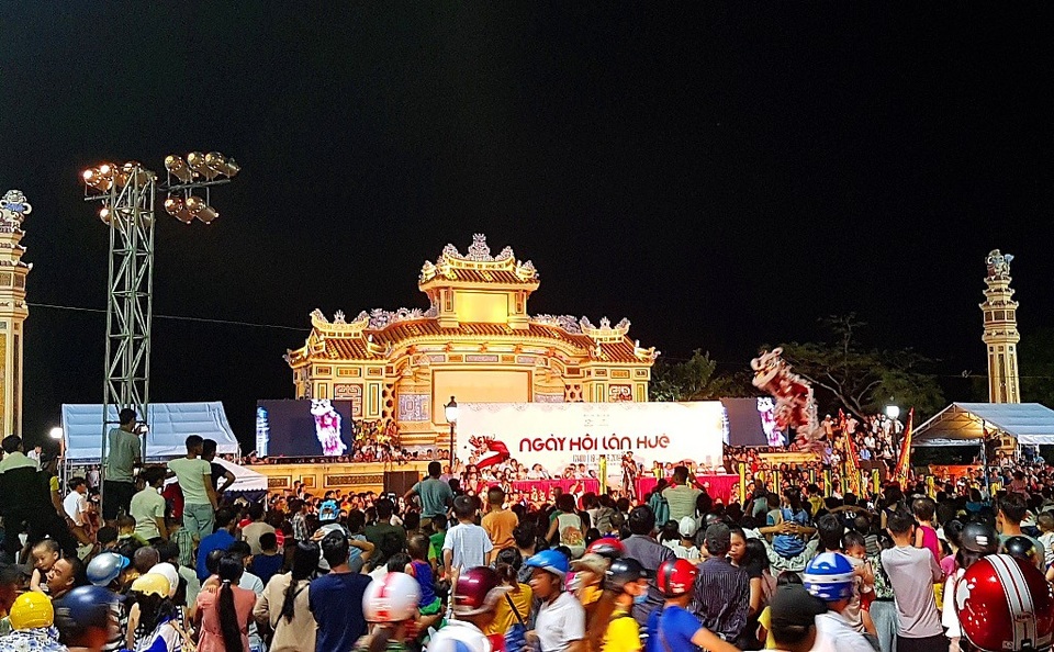 Các đoàn lân nổi tiếng tranh tài cuộc thi “Mai Hoa Thung” - 2 Người dân Huế đứng đông kín Bia Quốc Học xem thi múa lân