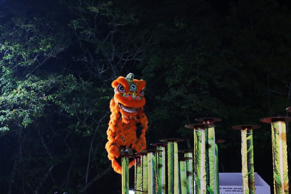 Các đoàn lân nổi tiếng tranh tài cuộc thi “Mai Hoa Thung” - 9 Lân đỏ uyển chuyển