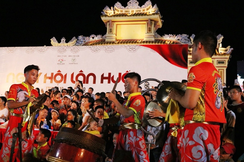 Các đoàn lân nổi tiếng tranh tài cuộc thi “Mai Hoa Thung” - 15 Đội trống chiêng, phèn la đánh rất sung và bài bản