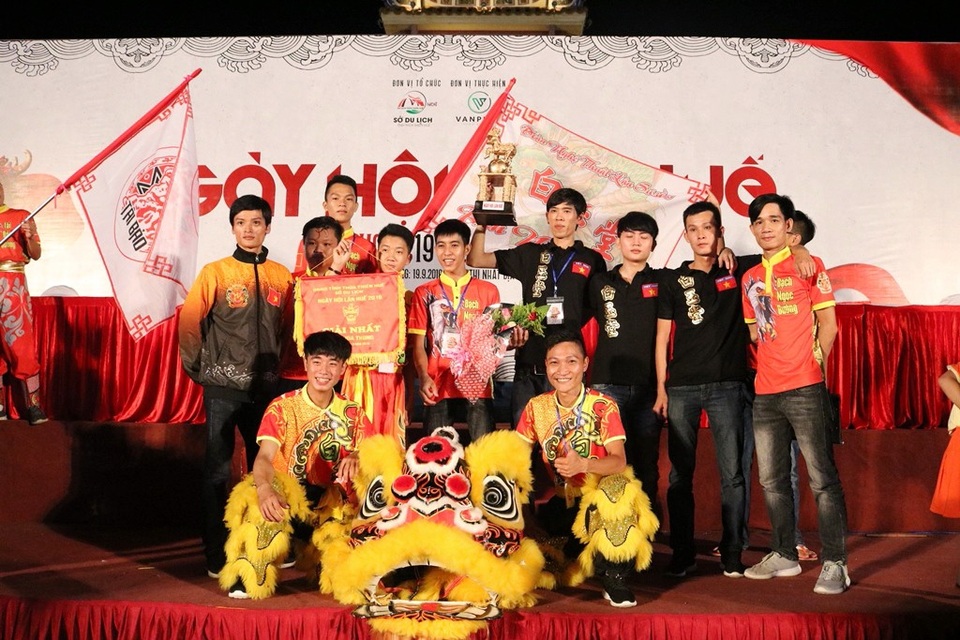 Các đoàn lân nổi tiếng tranh tài cuộc thi “Mai Hoa Thung” - 18 Đội nhất cuộc thi Mai Hoa Thung là Bạch Ngọc Đường của tỉnh Thừa Thiên Huế