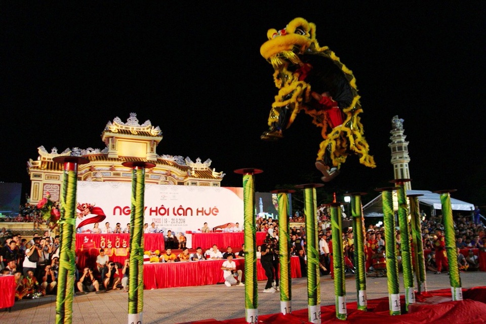 Các đoàn lân nổi tiếng tranh tài cuộc thi “Mai Hoa Thung” - 5 Nhảy qua các hàng cột