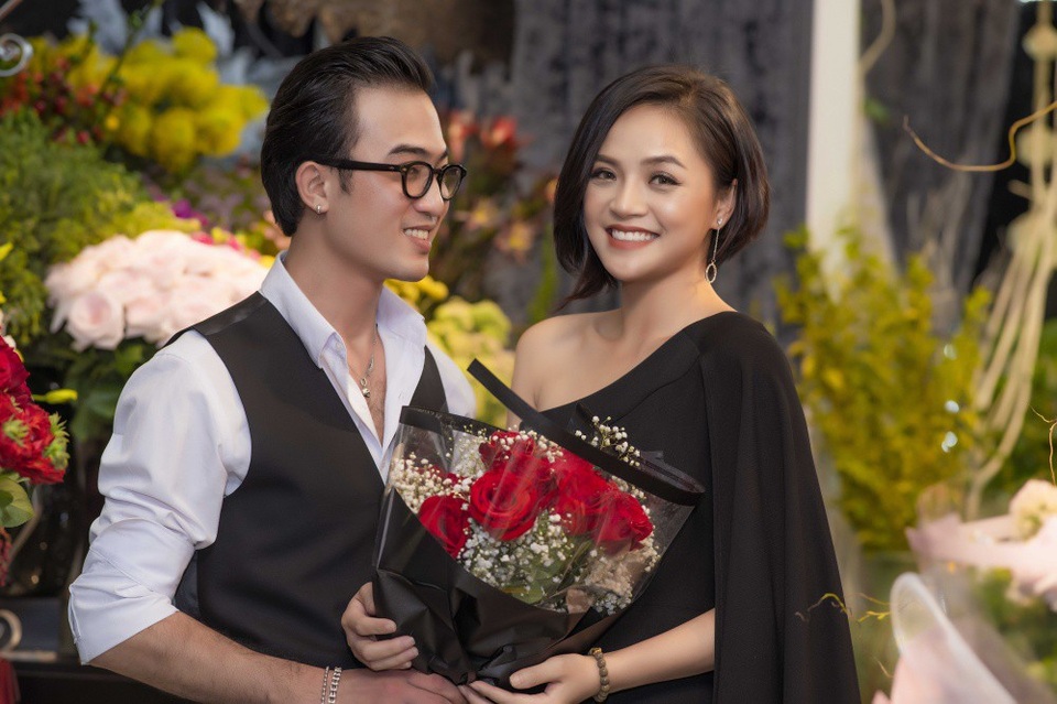 Doãn Quốc Đam từng kể Thu Quỳnh là nữ diễn viên duy nhất phải chịu cái tát thật của anh khi thực hiện phim Quỳnh búp bê. Trước mỗi cảnh quay, cô đều chủ động đề nghị anh ra tay thật thay vì diễn hình thể để đảm bảo sự chân thực. Trân trọng sự cống hiến của bạn diễn, sau mỗi lần quay, Quốc Đam đều nhanh chóng chạy lại hỏi thăm và xin lỗi Thu Quỳnh, thậm chí, anh còn trấn an bằng cách ôm chặt cô.