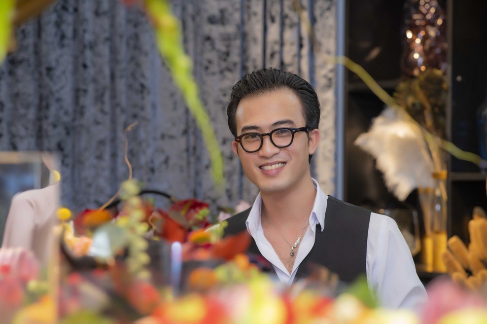 Nam diễn viên Doãn Quốc Đam đang được chú ý với vai diễn Cảnh “soái ca” trong bộ phim truyền hình đình đám “Quỳnh búp bê”. Xuất hiện tại một sự kiện ở Hà Nội, nam diễn viên đã đính chính thông tin sai lệch trước đó về mình: “Hiện tại tôi vẫn ở và làm việc tại Hà Nội, không phải về Thái Nguyên ở hẳn như thông tin trên một số trang báo. Tôi chỉ về quê thăm gia đình thôi. Hiện tại, bố mẹ tôi vẫn sinh sống tại Thái Nguyên.