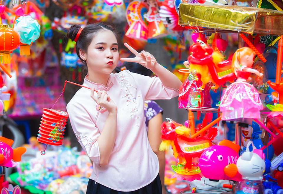 Nữ sinh tuổi 18 trở lại tuổi ấu thơ với đồ chơi Trung thu truyền thống - 6
Năm nay, Ngọc Anh dự định sẽ đón lễ Trung thu cùng với gia đình. Ngoài ra, cô cũng dự định sẽ cùng bạn bè ra đường tận hưởng bầu không khí náo nhiệt của ngày lễ này.