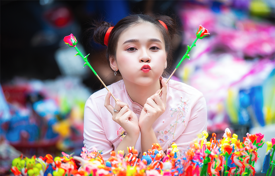 Nữ sinh tuổi 18 trở lại tuổi ấu thơ với đồ chơi Trung thu truyền thống - 2
Cô thường nhớ về thời bé được đi chơi Trung thu, được mua những món đồ chơi truyền thống như đèn ông sao, đèn kéo quân. Hiện nay, những món đồ chơi đó không còn là ưu tiên số một của trẻ con nhưng nó vẫn mãi là một món đồ chơi gắn với tuổi thơ của Ngọc Anh cũng như nhiều thế hệ người Việt.