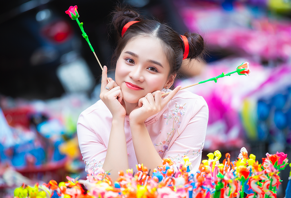 Nữ sinh tuổi 18 trở lại tuổi ấu thơ với đồ chơi Trung thu truyền thống - 1 Nguyễn Ngọc Anh còn là học sinh nhưng đã là gương mặt quen thuộc trong làng mẫu ảnh Hà Nội. Tuổi 18, Ngọc Anh có nhiều mộng mơ.
