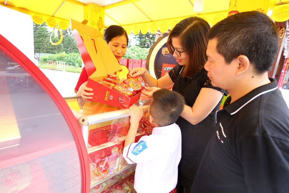 Bao bì bánh trung thu Kinh Đô được áp dụng công nghệ in chống giả tân tiến, với logo Kinh Đô được in chìm trên vỏ bao bì