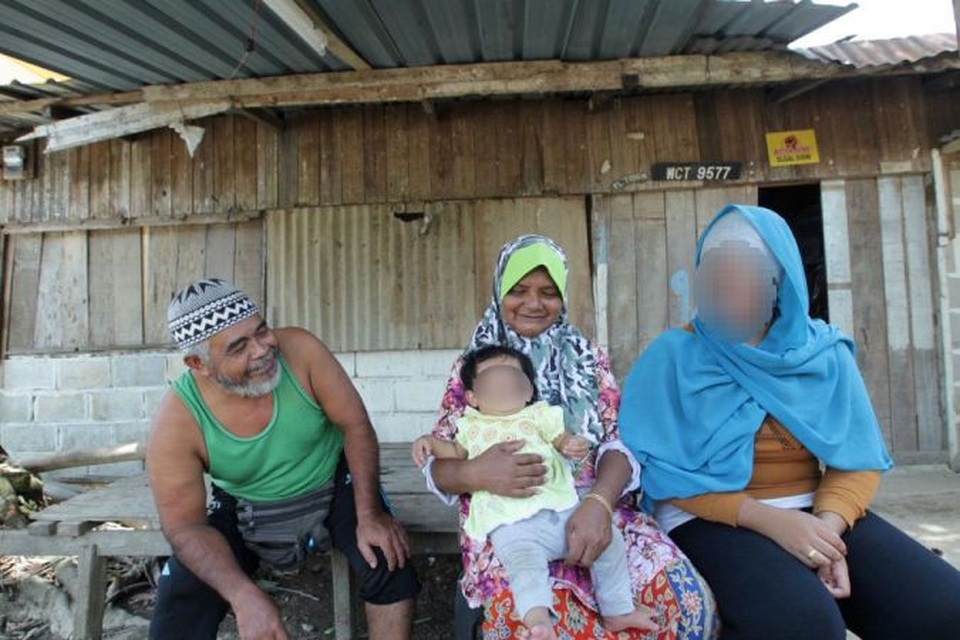 Bé gái 15 tuổi trở thành vợ hai của người đàn ông 44 tuổi - 2 Cô bé chụp ảnh cùng bố mẹ và cháu của mình