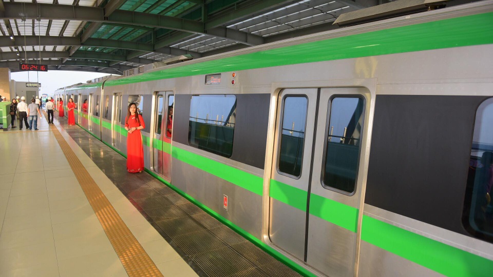 Vận hành thử toàn hệ thống đường sắt Cát Linh - Hà Đông - 1 Đoàn tàu đầu tiên vận hành liên động chuẩn bị rời ga Yên Nghĩa lúc 6h24 sáng 20/9 (ảnh: Toàn Vũ)