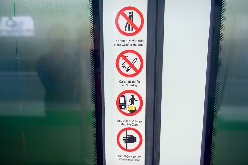 Cận cảnh tàu đường sắt trên cao đầu tiên tại Việt Nam ngày đầu vận hành thử - 13 Các chỉ dẫn an toàn