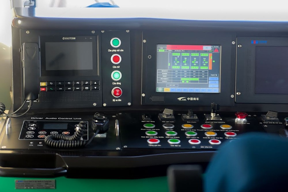 Cận cảnh tàu đường sắt trên cao đầu tiên tại Việt Nam ngày đầu vận hành thử - 5 Hệ thống điều khiển bên trong tàu