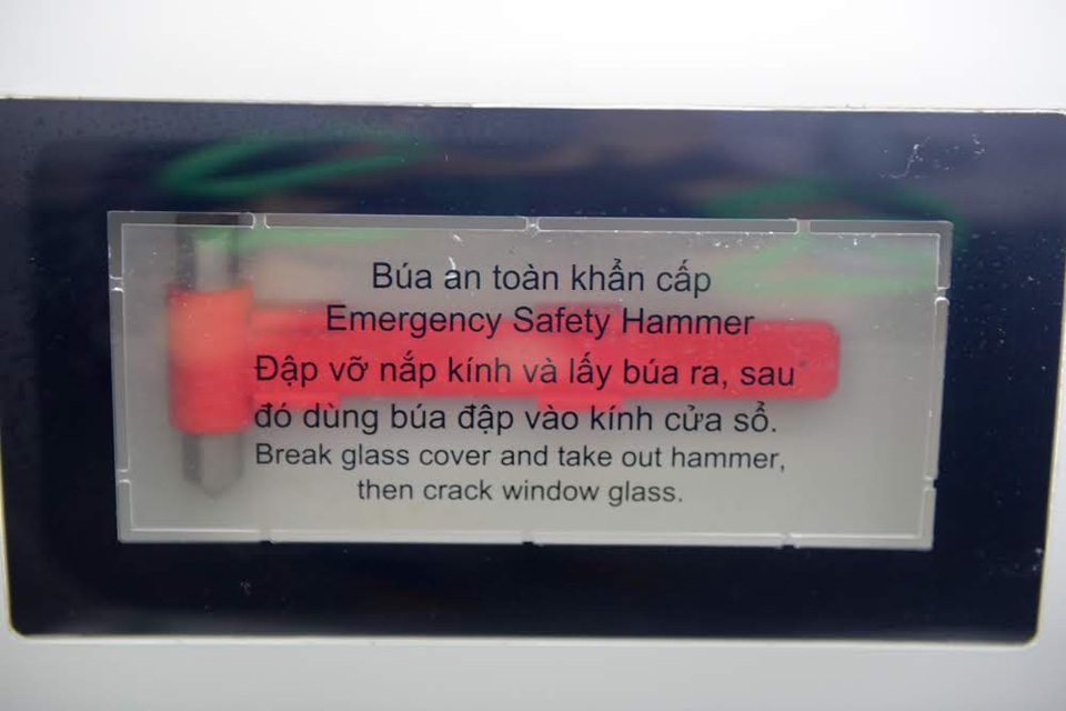 Cận cảnh tàu đường sắt trên cao đầu tiên tại Việt Nam ngày đầu vận hành thử - 11 Hướng dẫn hành khách xử lý tình huống khẩn cấp