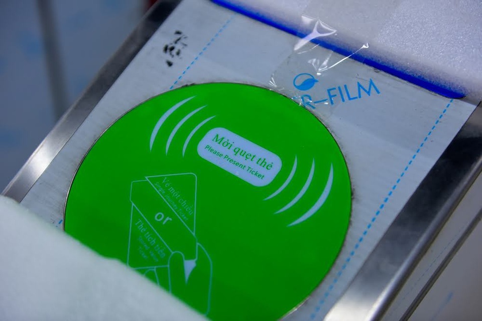 Cận cảnh tàu đường sắt trên cao đầu tiên tại Việt Nam ngày đầu vận hành thử - 15 Vé tàu sử dụng công nghệ quẹt thẻ điện tử tự động