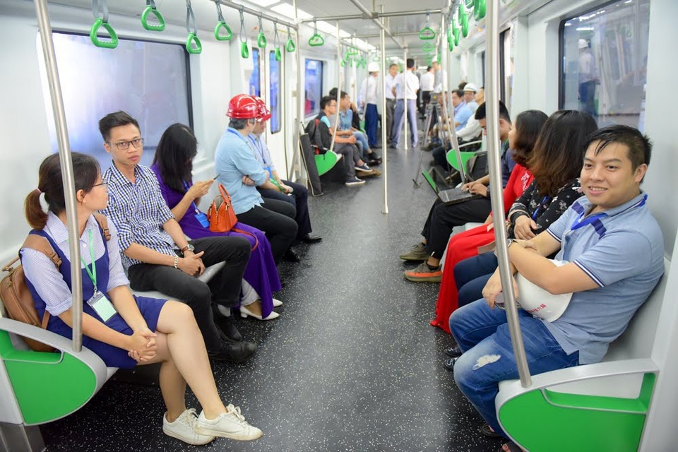 Cận cảnh tàu đường sắt trên cao đầu tiên tại Việt Nam ngày đầu vận hành thử - 7 Nhiều người thích thú với đoàn tàu trên cao trong lần đầu trải nghiệm hoạt động vận hành toàn hệ thống