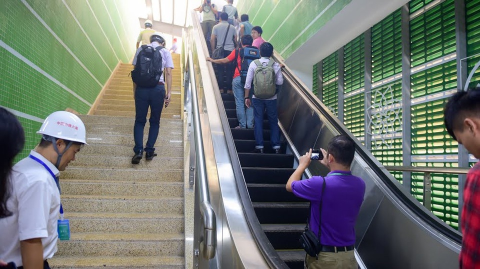 Cận cảnh tàu đường sắt trên cao đầu tiên tại Việt Nam ngày đầu vận hành thử - 16 Lối thang bộ và thang cuốn dành cho hành khách thông thường. Đối với người khuyết tật sẽ có thang máy riêng để di chuyển lên/xuống nhà ga đi tàu