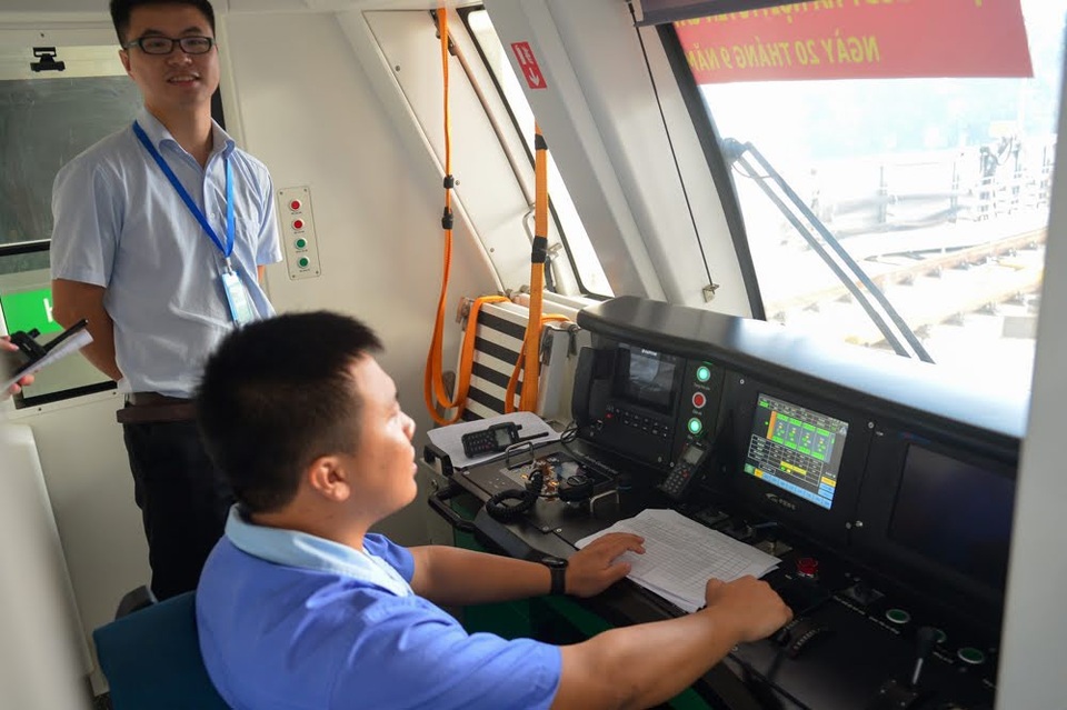 Cận cảnh tàu đường sắt trên cao đầu tiên tại Việt Nam ngày đầu vận hành thử - 4 Vận hành các đoàn tàu và hệ thống đường sắt trong giai đoạn đầu là các nhân lực người Trung Quốc