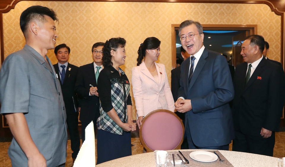 Tổng thống Hàn Quốc ăn hải sản tại nhà hàng “tâm huyết” của ông Kim Jong-un - 7 Tới thăm Việt Nam hồi tháng 3, Tổng thống Moon đã ăn phở tại một cửa hàng phở. Trong chuyến đi tới Bắc Kinh năm ngoái, ông cũng thưởng thức bữa sáng theo phong cách của người dân địa phương với món bánh chiên và sữa đậu nành tại một quán ăn địa phương.