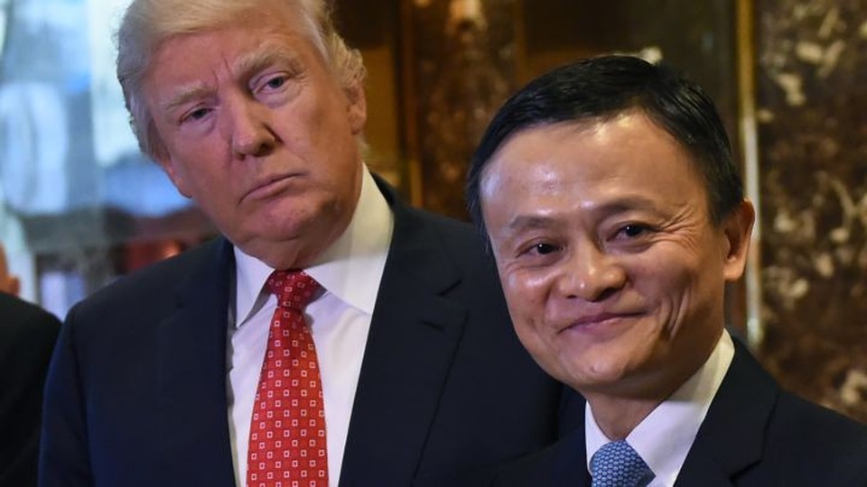 CEO Jack Ma: “Alibaba sẽ không tạo 1 triệu việc làm tại Mỹ nữa” - 1 Tổng thống Mỹ Donald Trump gặp CEO Alibaba Jack Ma hồi tháng 1/2017. (Nguồn: CNBC)