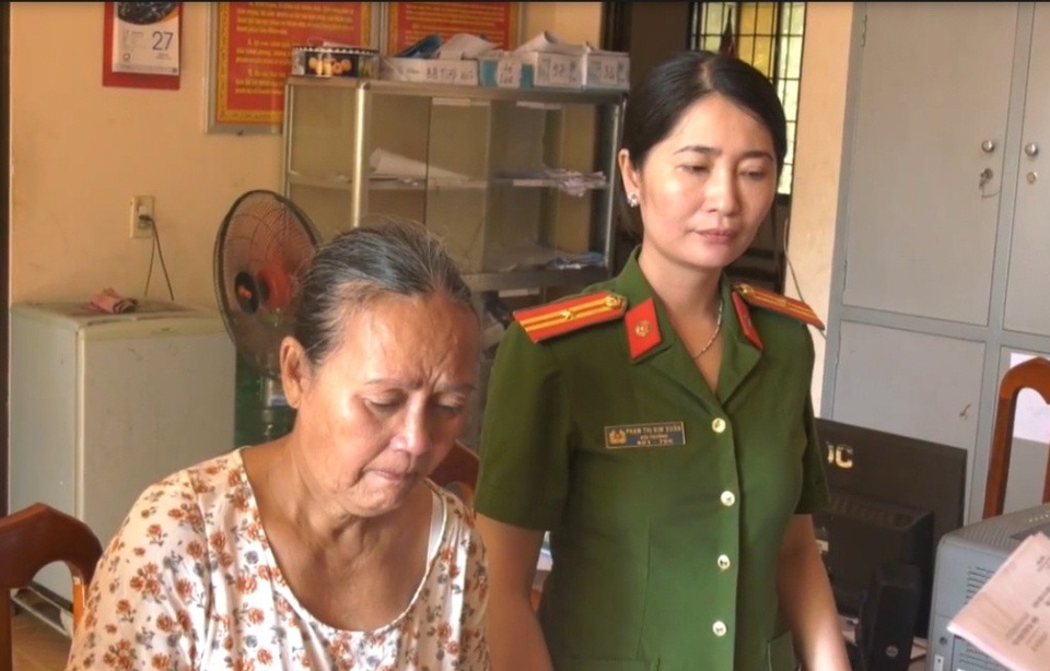 Bắt chủ hụi chiếm đoạt gần 4,6 tỷ đồng - 1 Võ Thị Ngọc Yến nghe cơ quan điều tra đọc lệnh bắt