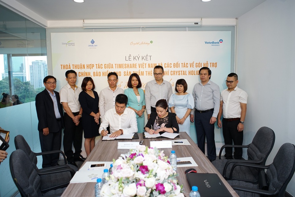 Công ty CP Timeshare Việt Nam hợp tác với các đối tác Công ty bảo hiểm Vietinbank Đông Đô và Công ty CP Công nghệ CTS - 1
Bà Trần Thị Nguyệt Nga - TGĐ Timeshare Việt Nam và Đại diện Công ty Bảo hiểm Vietinbank Chi nhánh Đông Đô, ông Ma Kiên Nghị ký kết hợp tác gói bảo hiểm Thẻ CRYSTAL