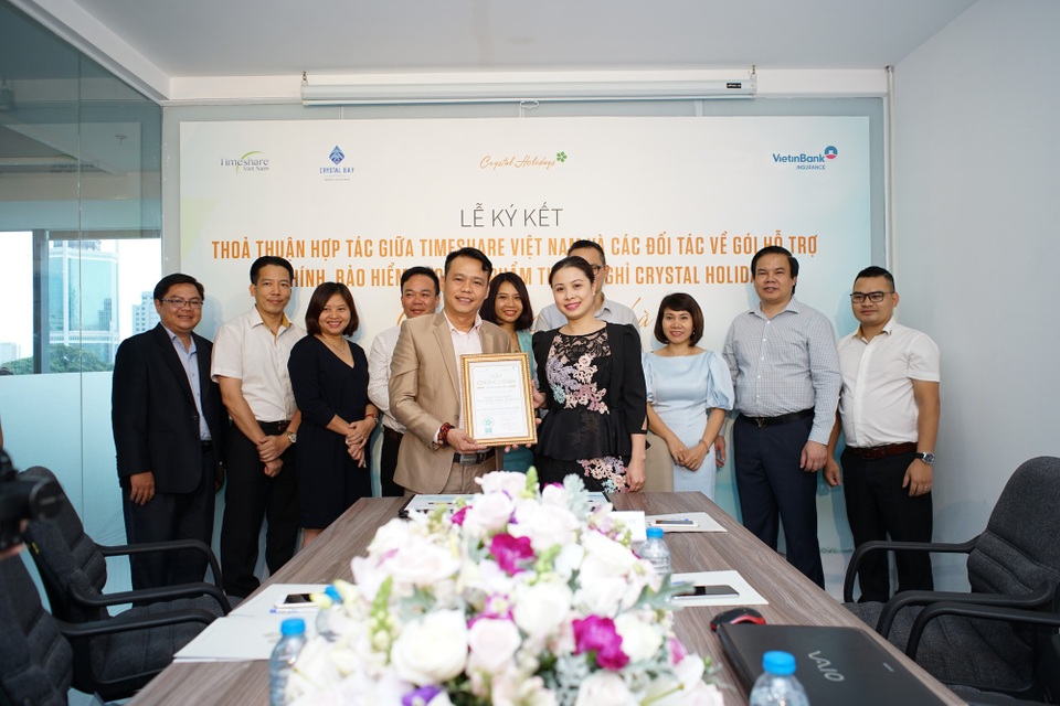 Công ty CP Timeshare Việt Nam hợp tác với các đối tác Công ty bảo hiểm Vietinbank Đông Đô và Công ty CP Công nghệ CTS - 2
Bà Trần Thị Nguyệt Nga - TGĐ Timeshare Việt Nam và Đại diện Công ty Cổ phần Công nghệ CTS bắt tay mở rộng hợp tác