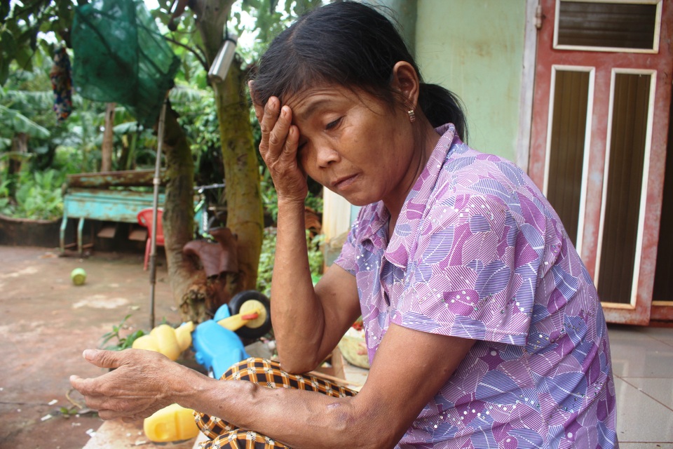 Mẹ bị suy thận giai đoạn cuối “gồng mình” nuôi 2 con tật nguyền - 2 Chị sinh 3 người con thì đều bị nhiễm chất độc màu da cam, trong đó 1 cháu đã mất...những cháu còn lại không biết đến bao giờ...!