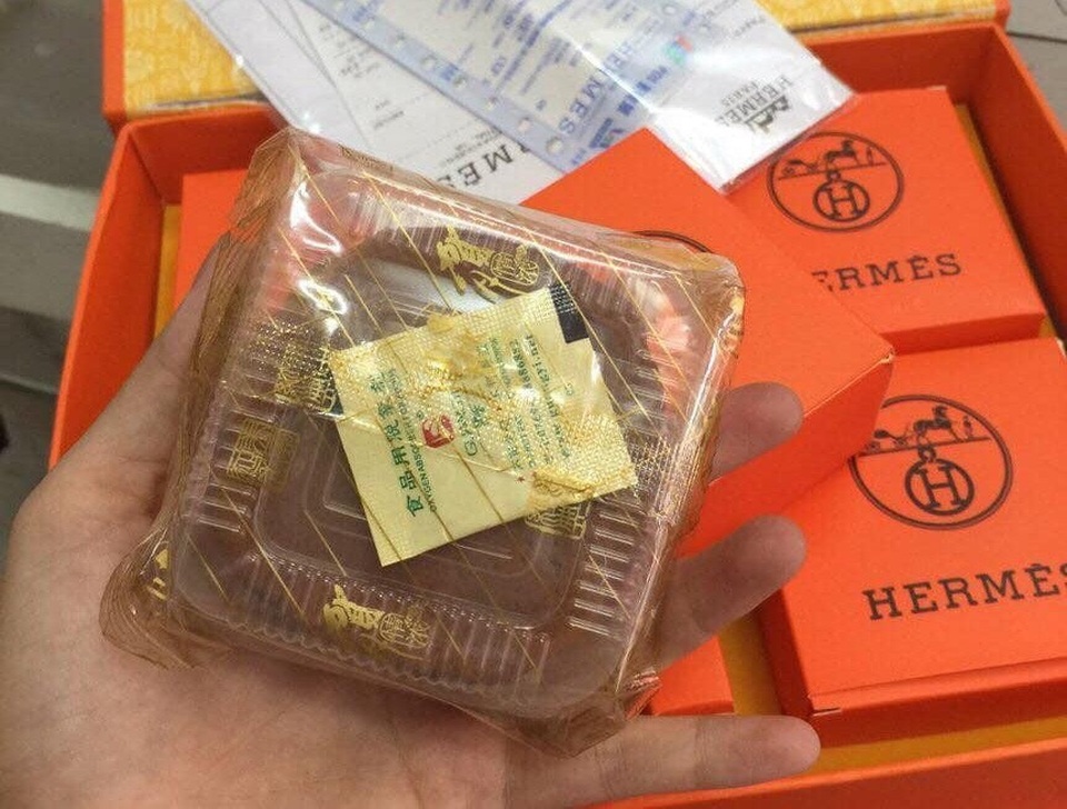 Bánh trung thu 3 triệu đồng để ngắm, anh taxi bán hạt điều kiếm nghìn USD - 1 Bao bì bên trong hoàn toàn là chữ Trung Quốc. (Ảnh: Hồng Vân)