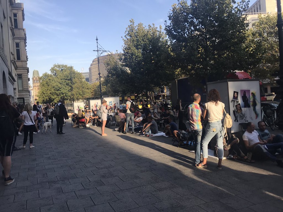 
Tại Berlin, Đức, khá đông người ngồi chờ tại quảng trường trước cửa Apple Store trước giờ mở bán.
