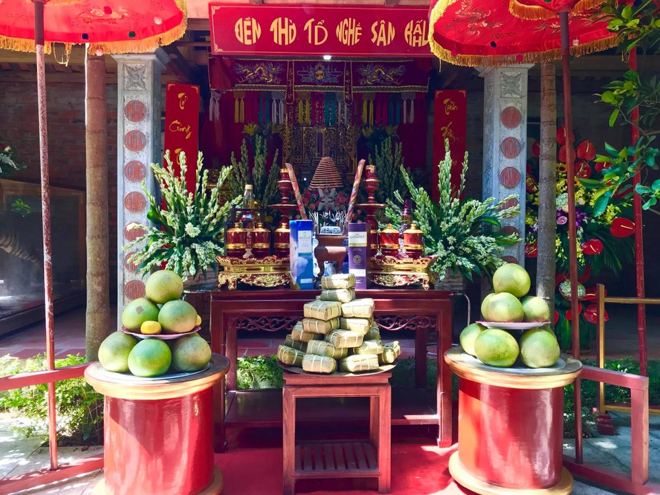 Nghệ sĩ “mừng mừng tủi tủi” khi hội ngộ trong ngày Giỗ Tổ nghề sân khấu - 14 Quang cảnh chuẩn bị cho lễ giỗ Tổ nghề sân khấu tại Thiên Trường vọng phủ.