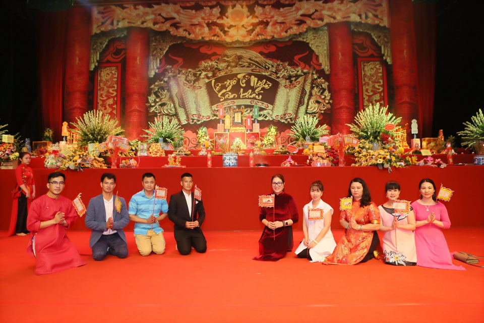 Nghệ sĩ “mừng mừng tủi tủi” khi hội ngộ trong ngày Giỗ Tổ nghề sân khấu - 8 Nghệ sĩ “mừng mừng tủi tủi” khi hội ngộ trong ngày Giỗ Tổ nghề sân khấu - 8