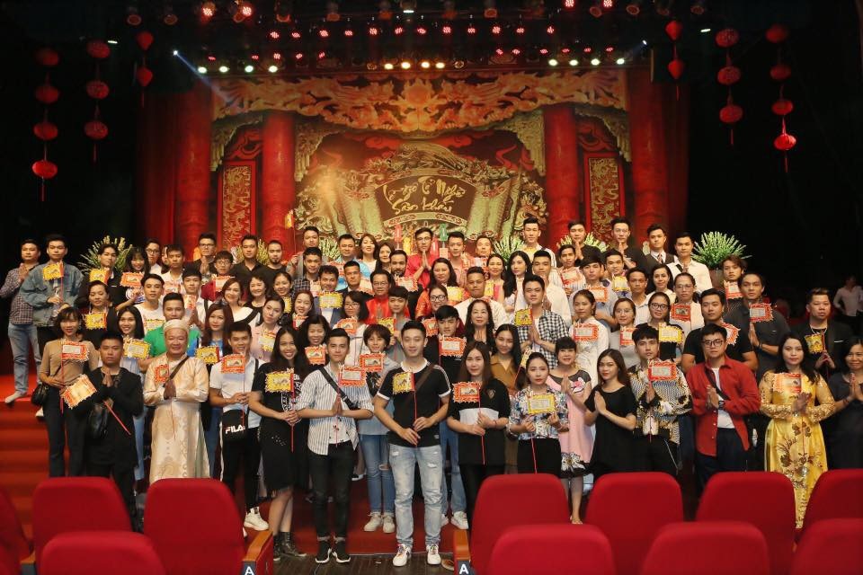 Nghệ sĩ “mừng mừng tủi tủi” khi hội ngộ trong ngày Giỗ Tổ nghề sân khấu - 10 Các nghệ sĩ tề tựu đông đủ và thành kính trong lễ Giỗ Tổ nghề sân khấu diễn ra tối 20/9 tại Cung Văn hóa Hữu nghị Việt Xô Hà Nội.