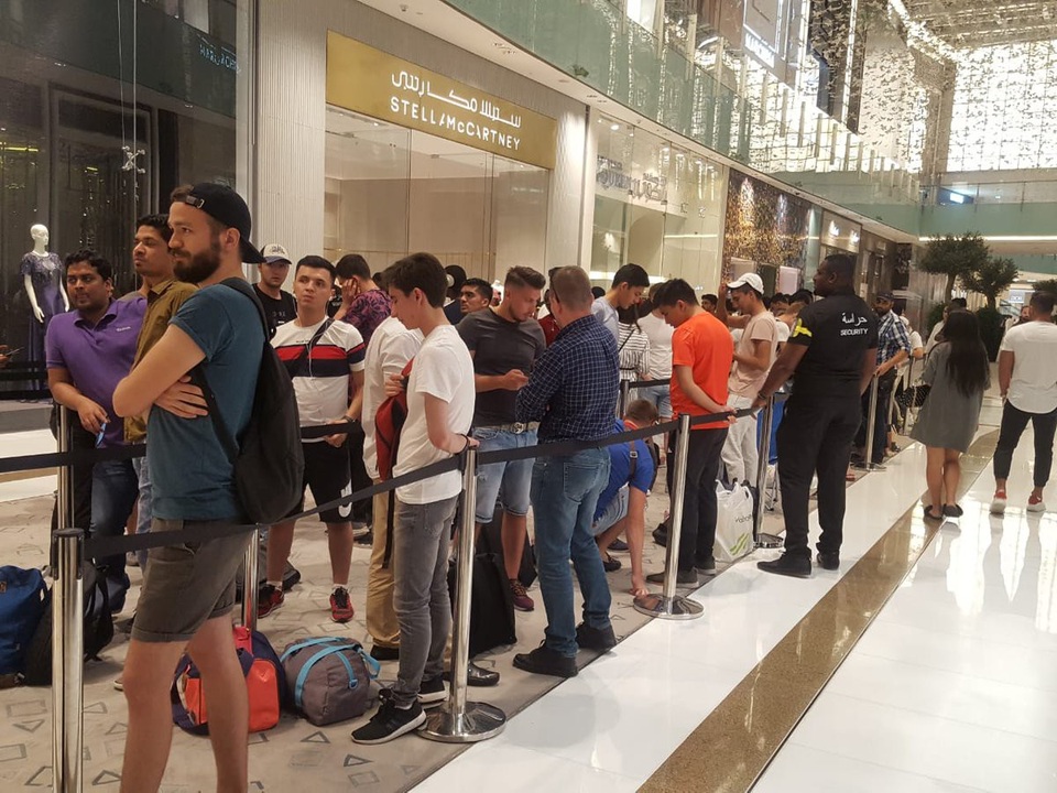 Còn đây là hình ảnh ghi nhận tại Dubai trước giờ mở bán.